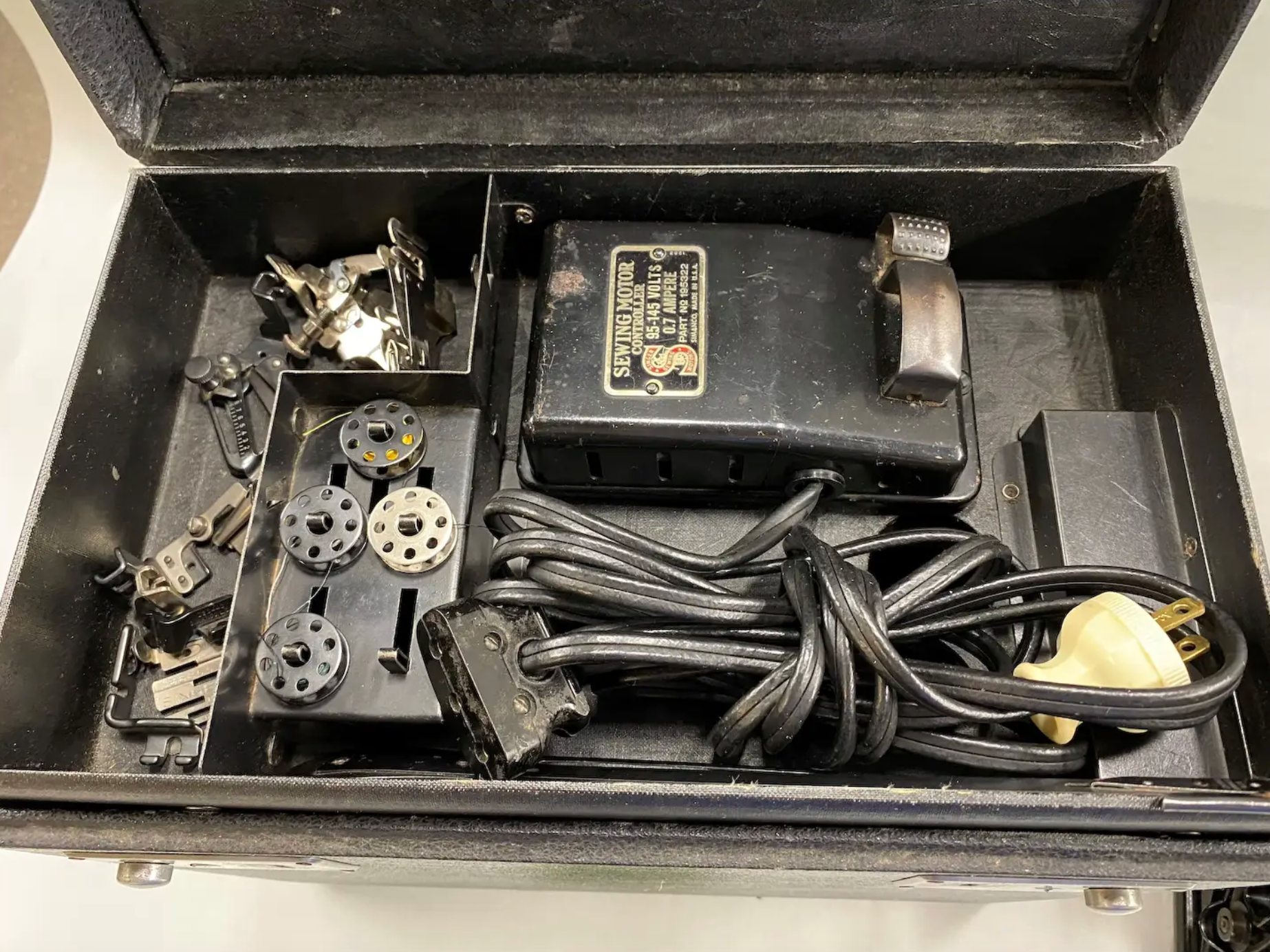 1941 Singer 221 Featherweight Blackside Sewing Machine with Case & Attachments – Rare WWII Model