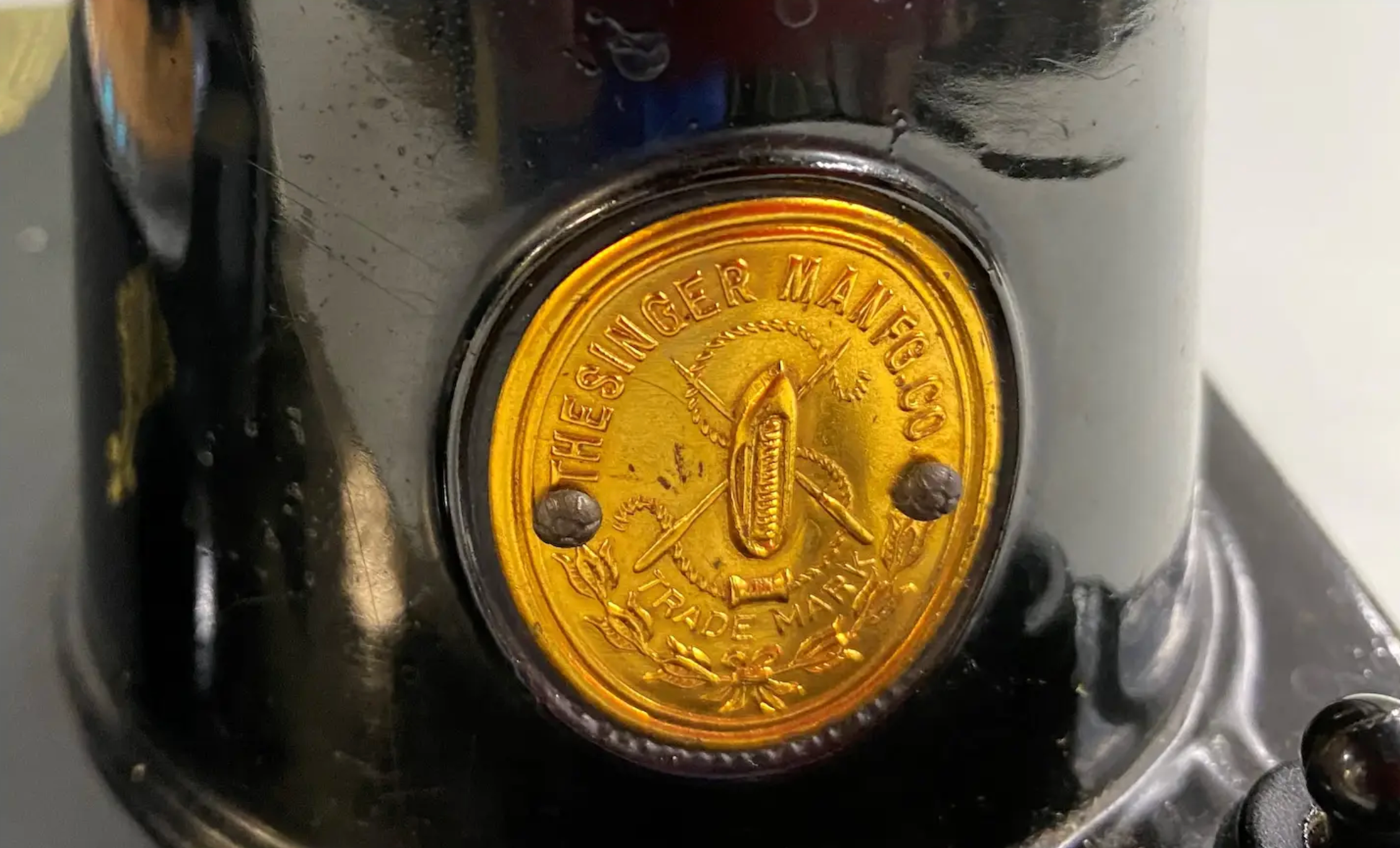 1941 Singer 221 Featherweight Blackside Sewing Machine with Case & Attachments – Rare WWII Model