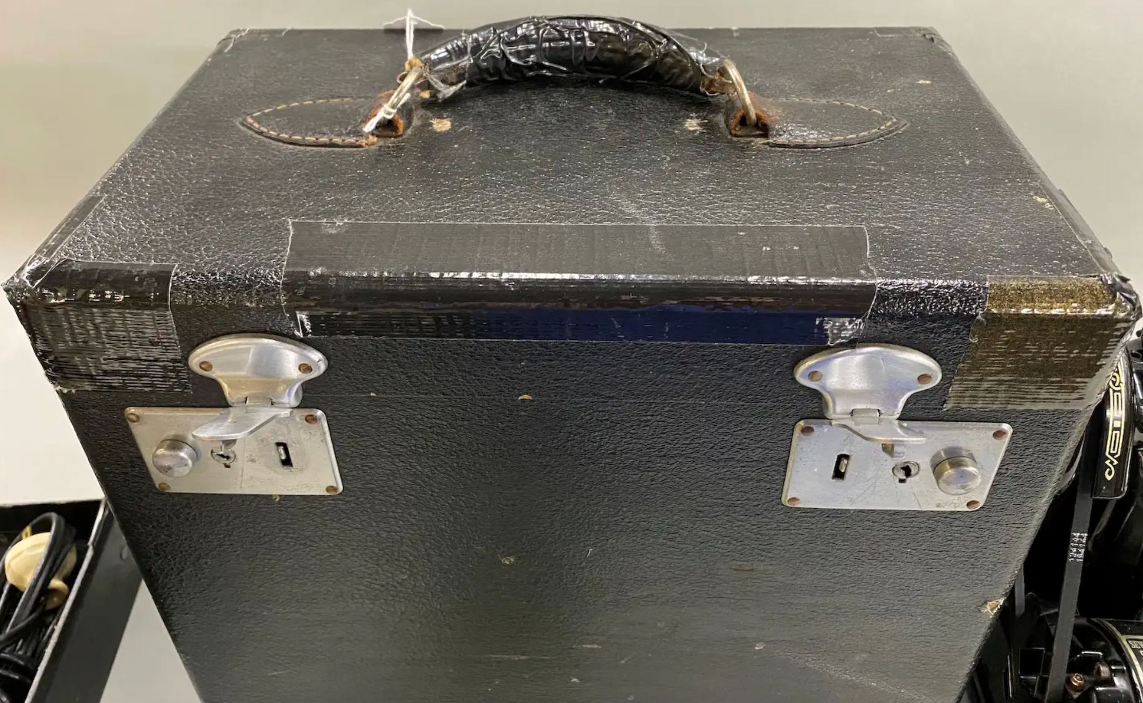 1941 Singer 221 Featherweight Blackside Sewing Machine with Case & Attachments – Rare WWII Model