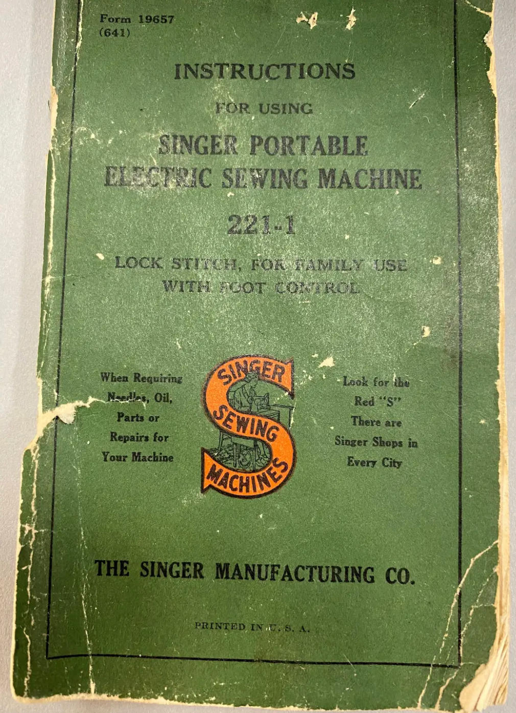 1941 Singer 221 Featherweight Blackside Sewing Machine with Case & Attachments – Rare WWII Model