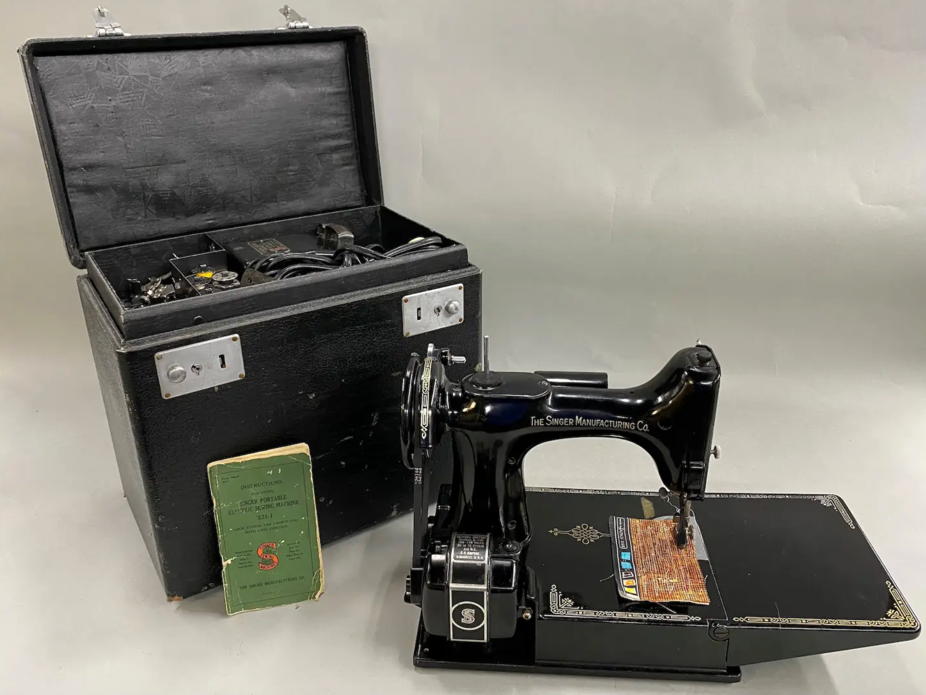 1941 Singer 221 Featherweight Blackside Sewing Machine with Case & Attachments – Rare WWII Model