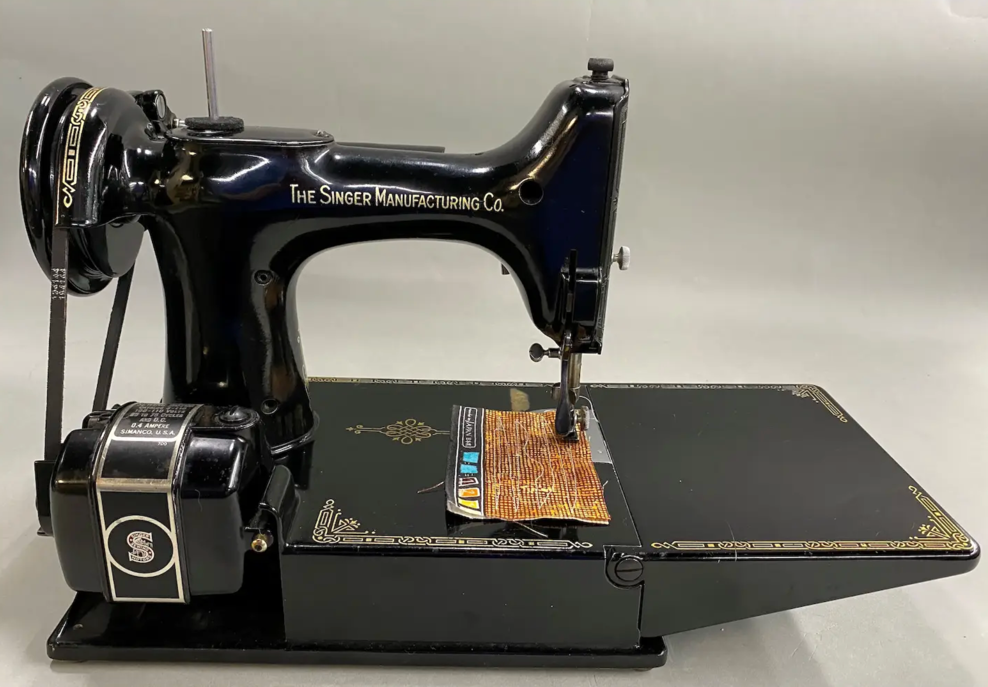 1941 Singer 221 Featherweight Blackside Sewing Machine with Case & Attachments – Rare WWII Model