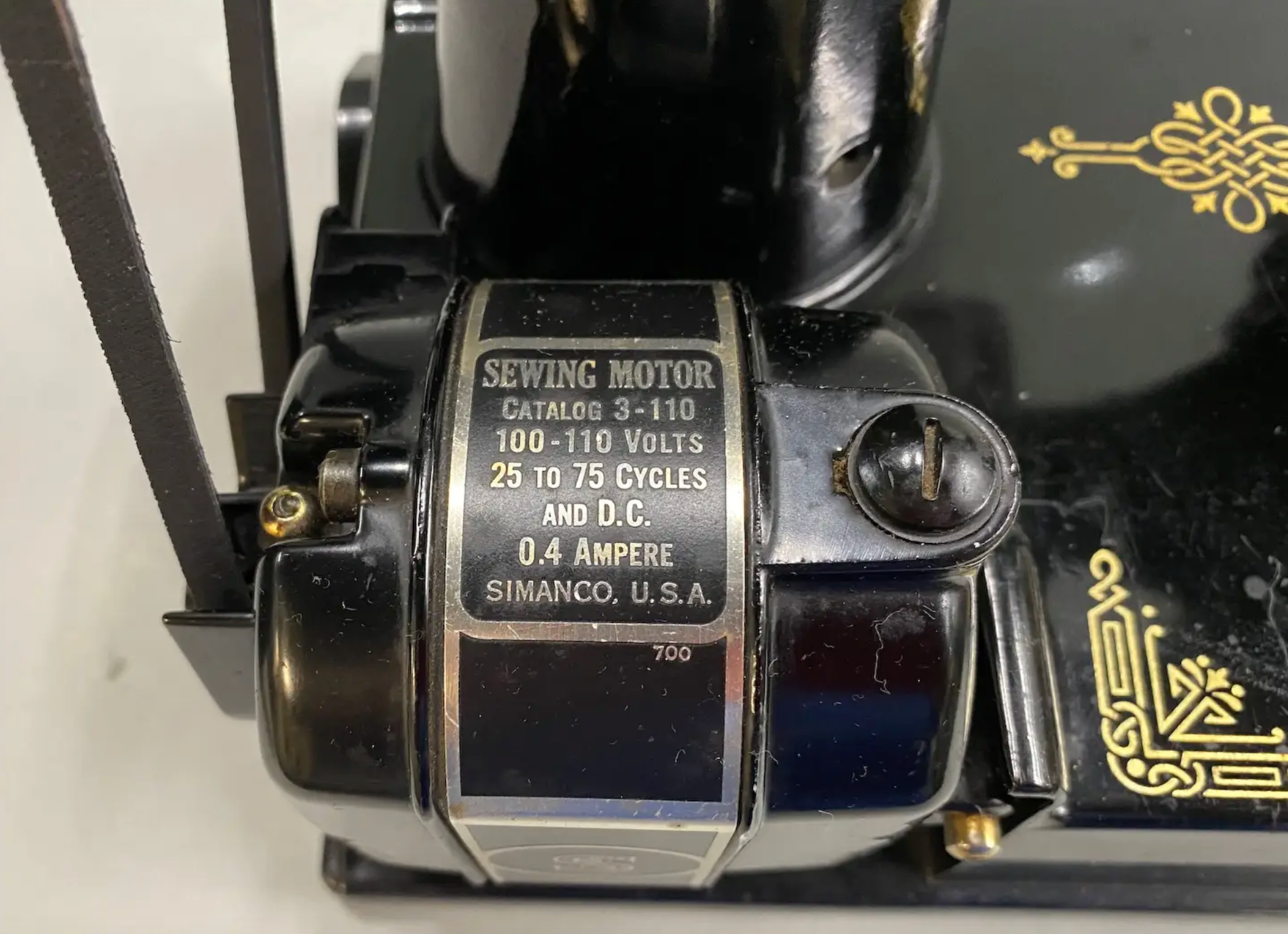 1941 Singer 221 Featherweight Blackside Sewing Machine with Case & Attachments – Rare WWII Model